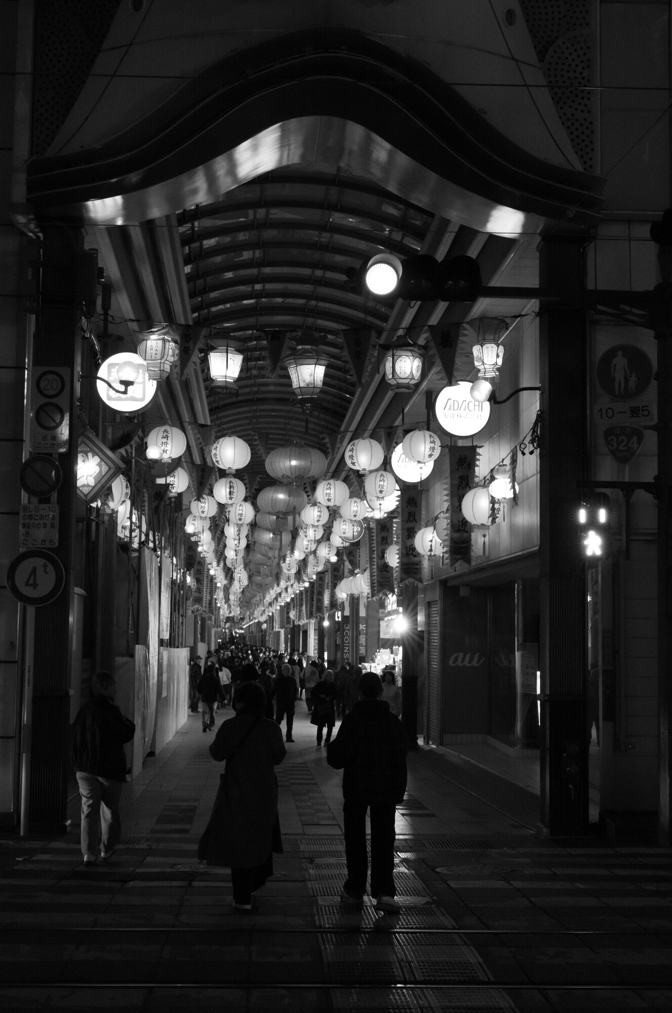 夜のアーケード f/16, 1/180s, ISO 16000