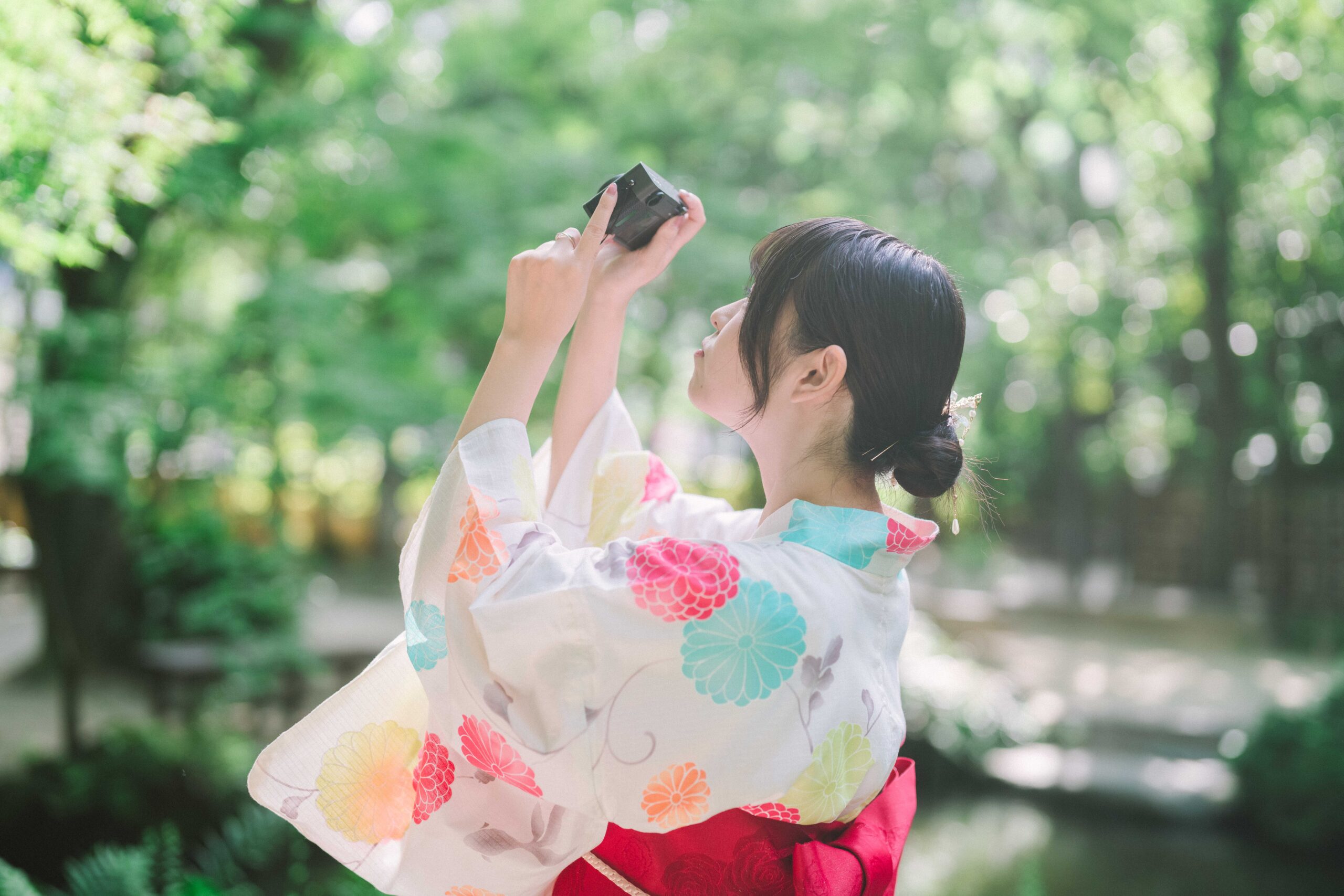 浴衣の女性がカメラを構えて撮影するシーン - 写真撮影と編集ワークフローの解説