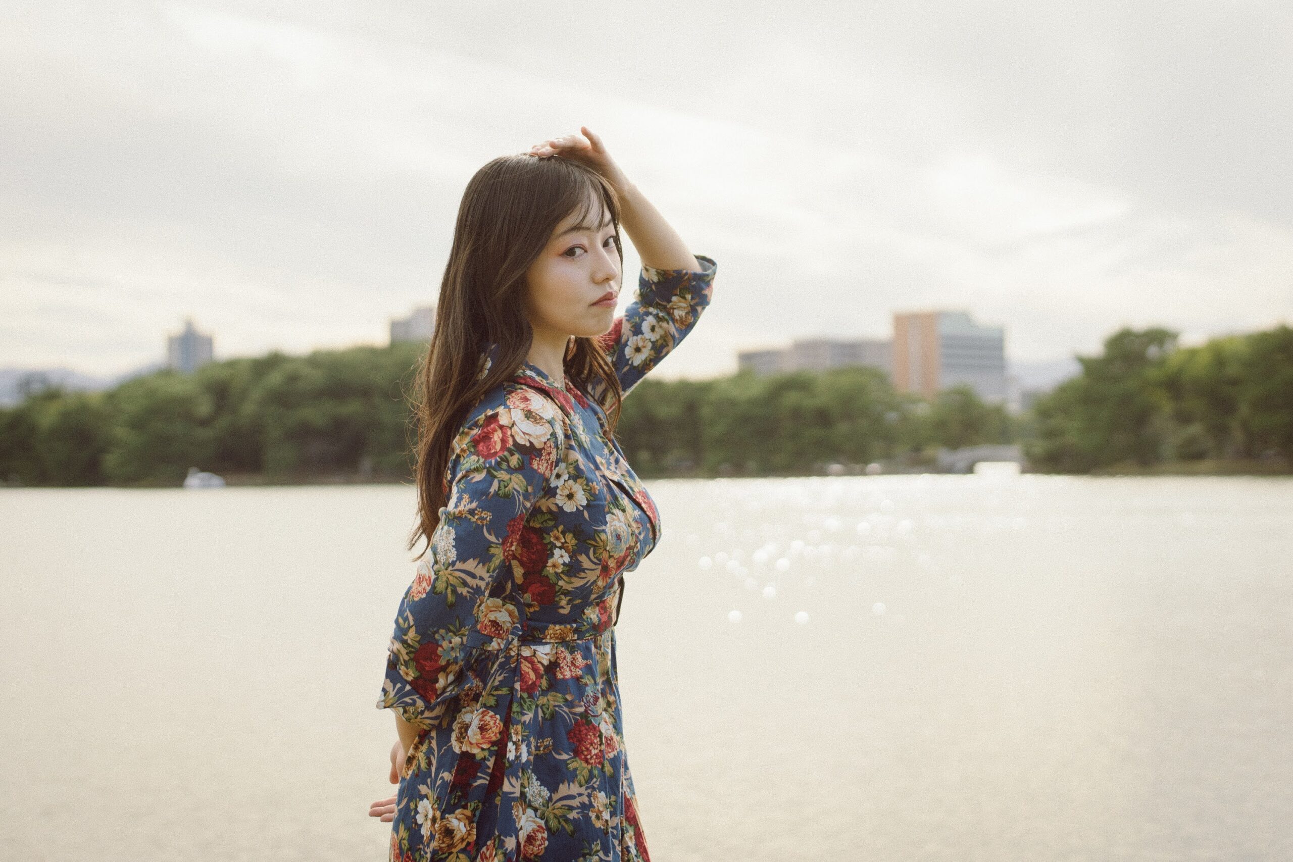 川辺で撮影した花柄ワンピースのポートレート - Lightroomの色味調整作例